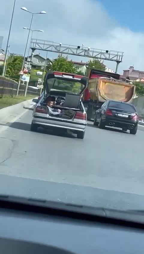 Bu işte bir terslik var: Malzemeleri aracın içinde yolcuyu bagajda taşıdılar 1