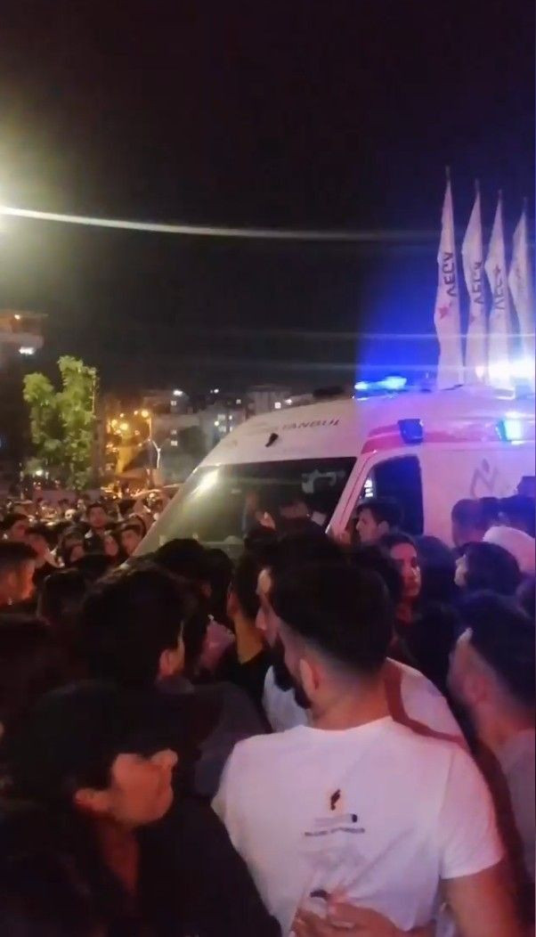 İrem Derici, konserinde çıkan kavgada, polis biber gazı kullandı 13