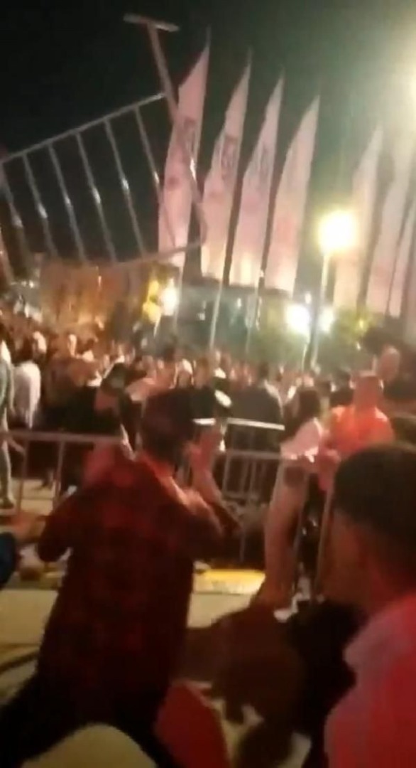 İrem Derici, konserinde çıkan kavgada, polis biber gazı kullandı 12