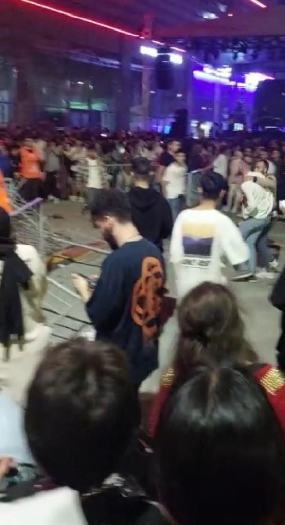 İrem Derici, konserinde çıkan kavgada, polis biber gazı kullandı 10