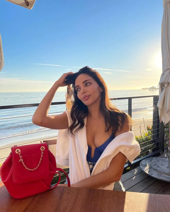 Ünlü futbolcu İlkay Gündoğan ile evlenen,  İtalyan model Sara Arfaoui güzelliği ile büyülüyor 15