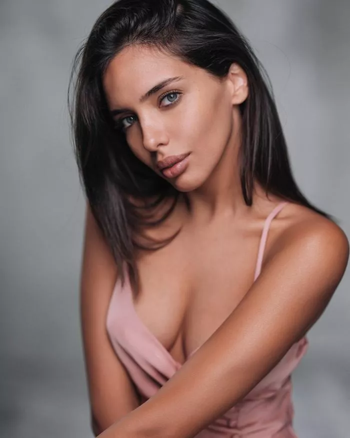 Ünlü futbolcu İlkay Gündoğan ile evlenen,  İtalyan model Sara Arfaoui güzelliği ile büyülüyor 9