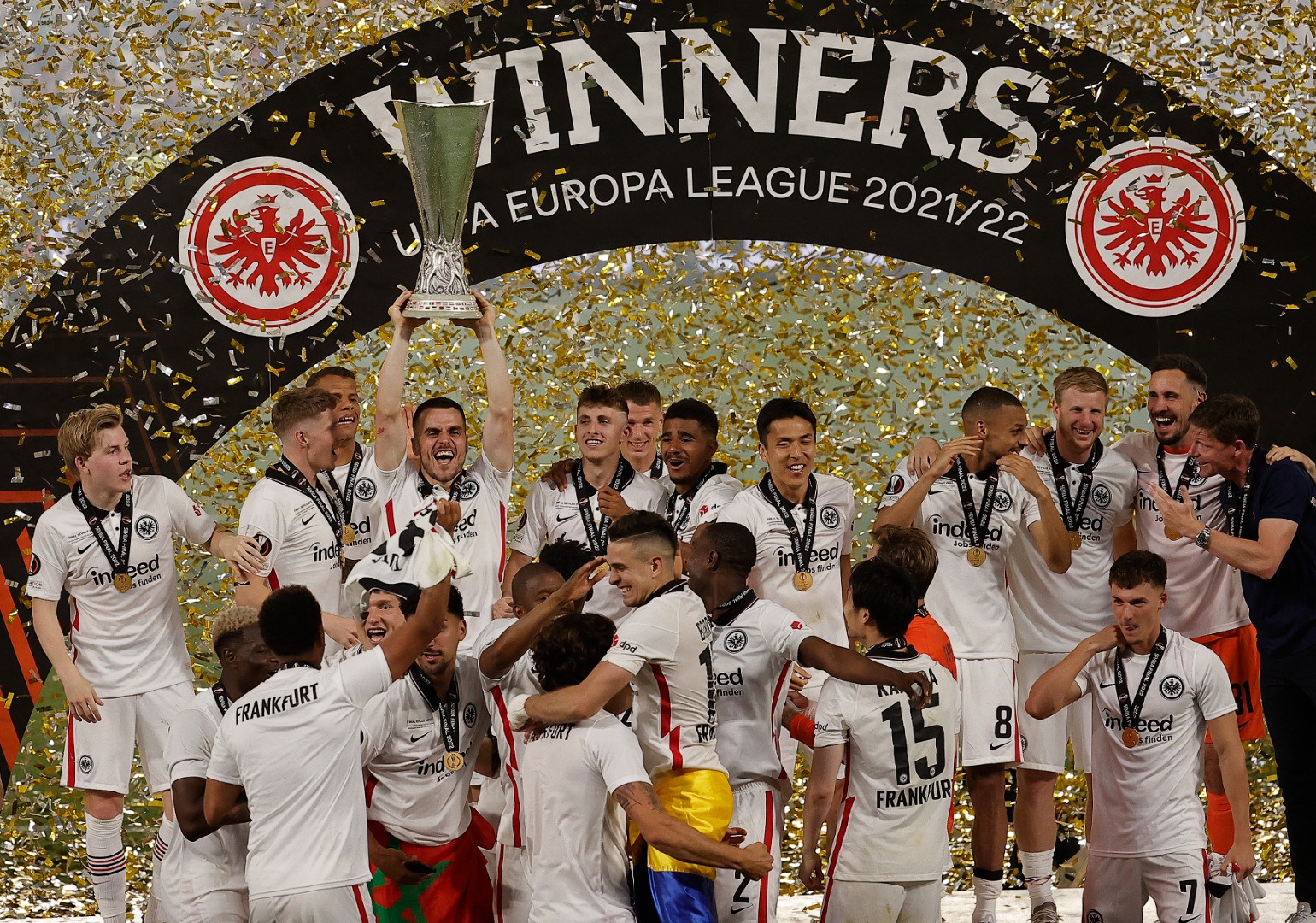 İşte UEFA Avrupa Ligi 2021-2022 sezonu şampiyonu E. Frankfurt'un kupa töreni 14