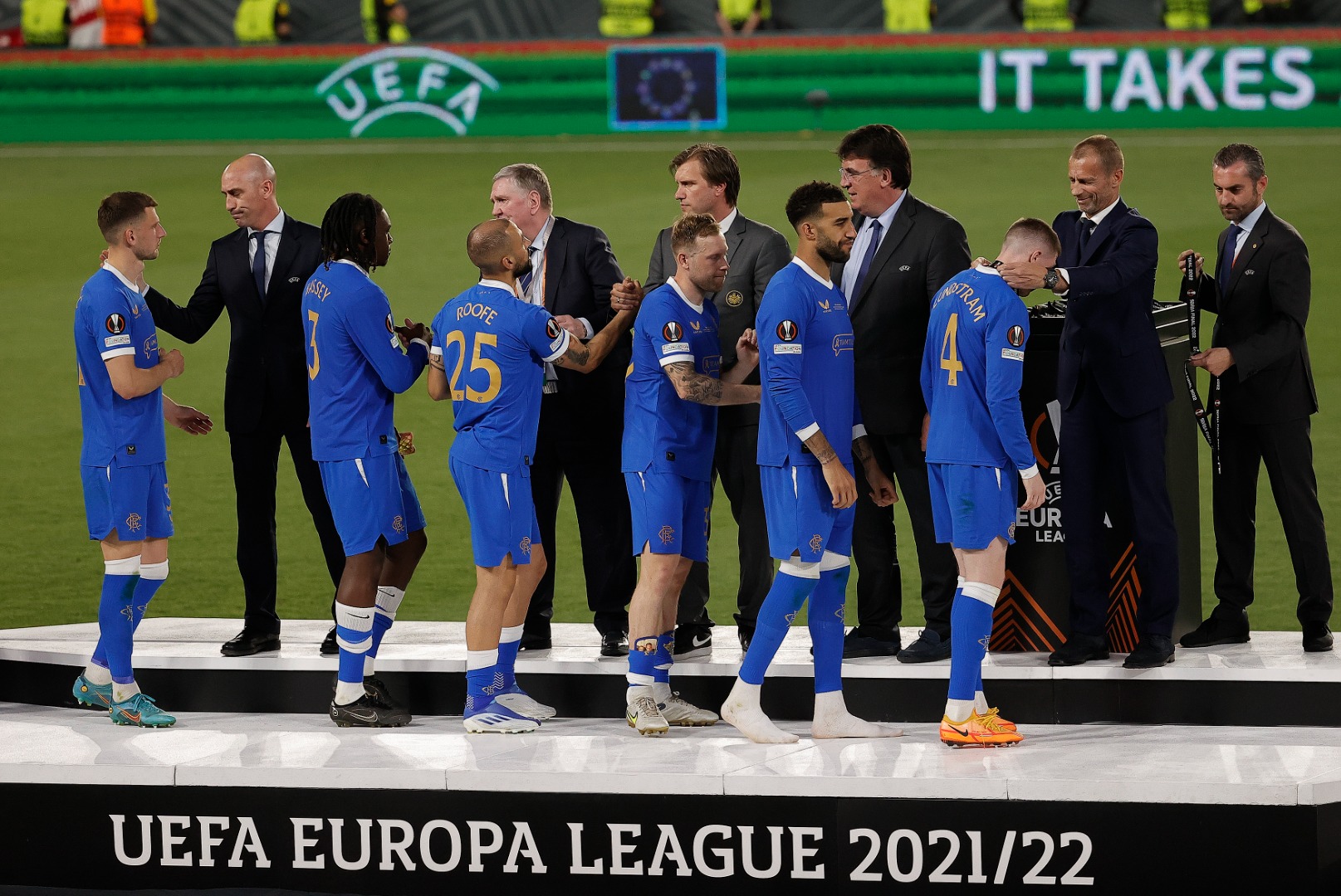 İşte UEFA Avrupa Ligi 2021-2022 sezonu şampiyonu E. Frankfurt'un kupa töreni 1