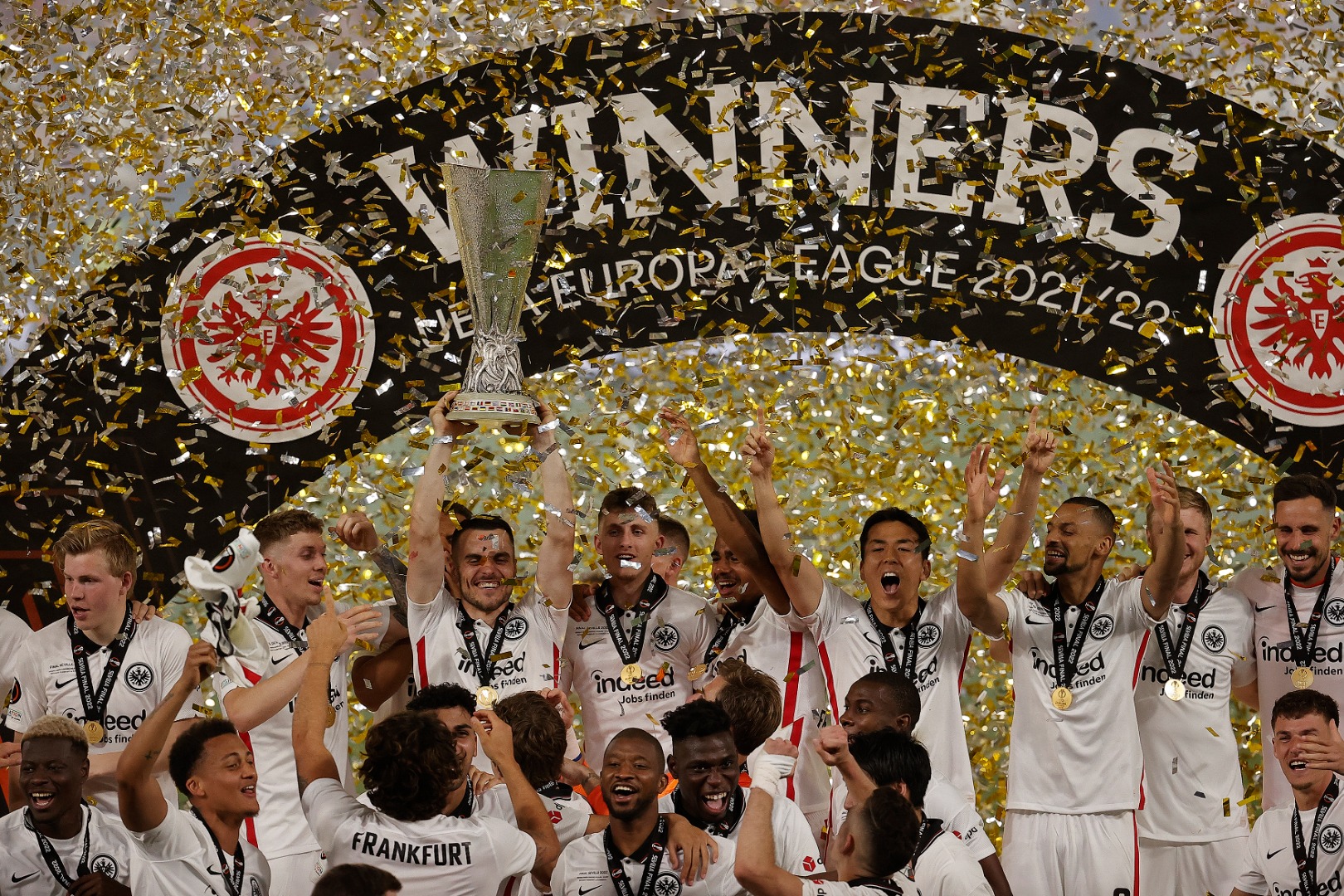 İşte UEFA Avrupa Ligi 2021-2022 sezonu şampiyonu E. Frankfurt'un kupa töreni 12