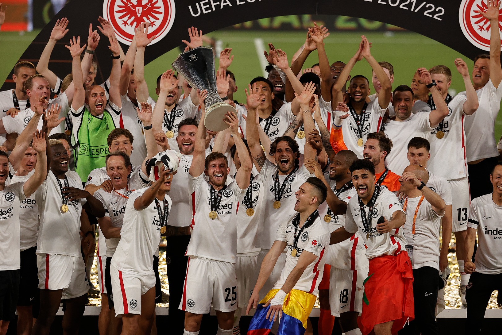 İşte UEFA Avrupa Ligi 2021-2022 sezonu şampiyonu E. Frankfurt'un kupa töreni 8