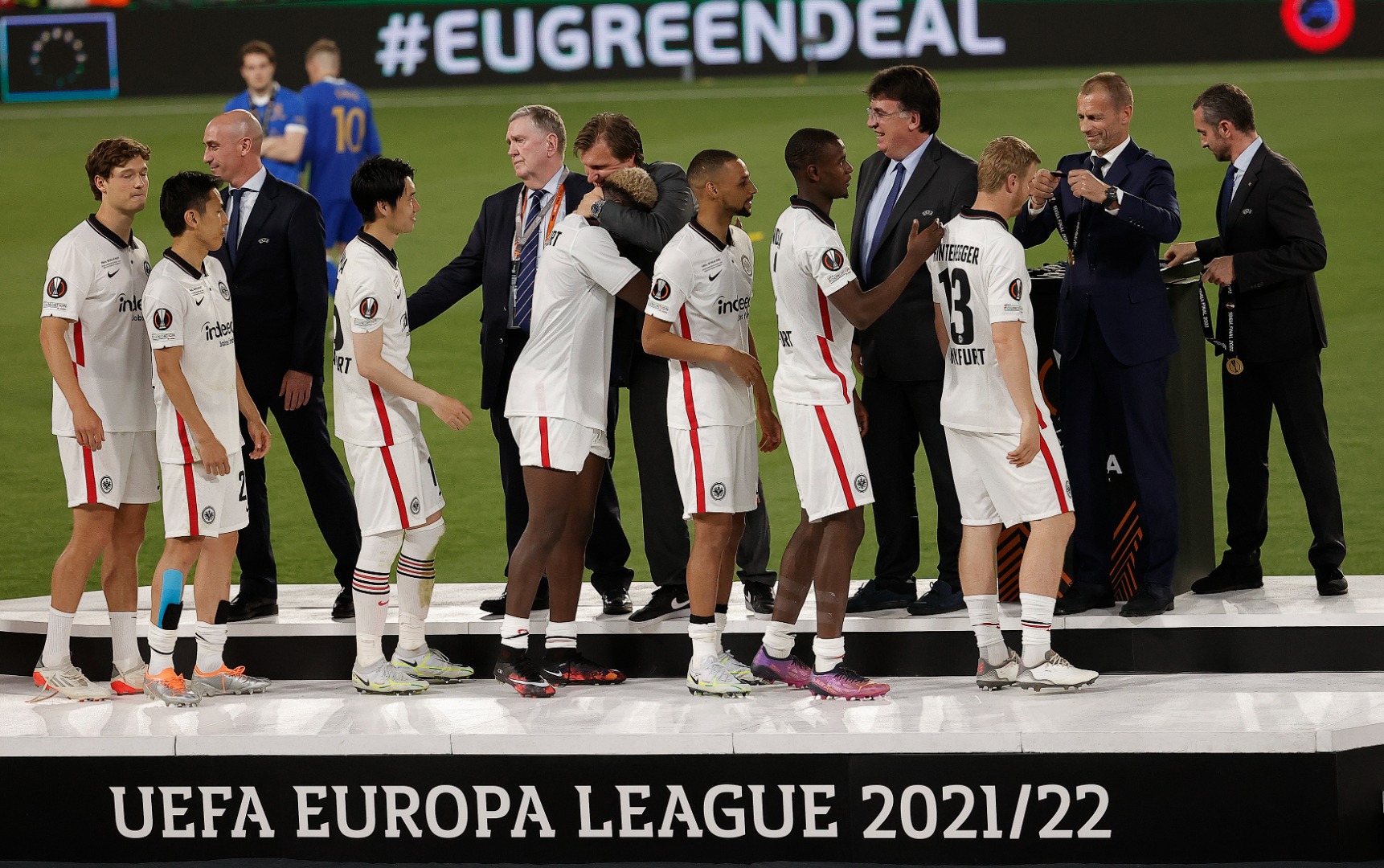 İşte UEFA Avrupa Ligi 2021-2022 sezonu şampiyonu E. Frankfurt'un kupa töreni 2