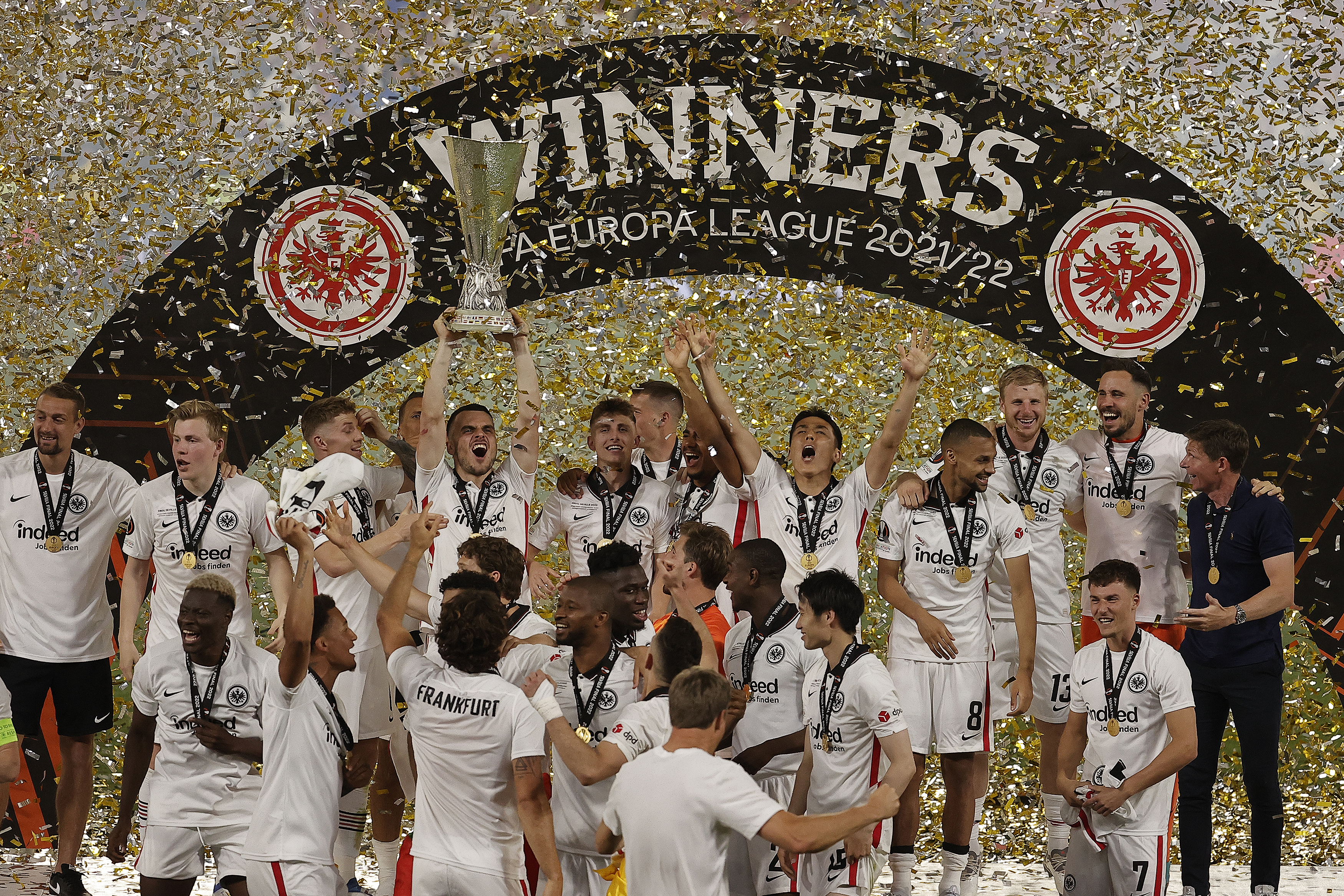 İşte UEFA Avrupa Ligi 2021-2022 sezonu şampiyonu E. Frankfurt'un kupa töreni 11
