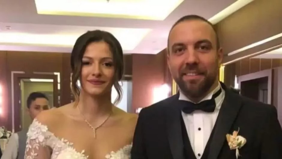 Futbolcu Sercan Yıldırım'ın eşi Nihan Yıldırım, kumsalda aşka geldi 1