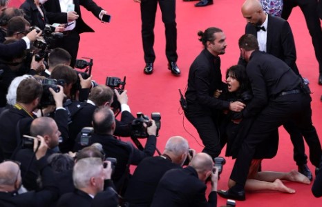 Cannes film festivaline'de çıplak protesto: Bize tecavüz etmeyi bırakın 8