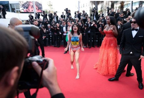 Cannes film festivaline'de çıplak protesto: Bize tecavüz etmeyi bırakın 9