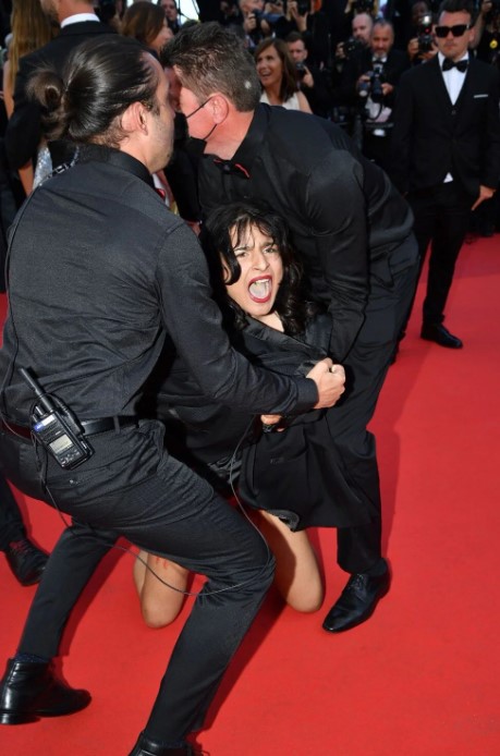 Cannes film festivaline'de çıplak protesto: Bize tecavüz etmeyi bırakın 6