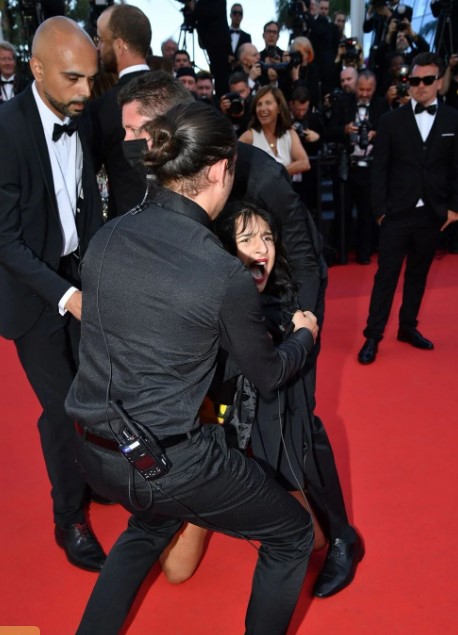 Cannes film festivaline'de çıplak protesto: Bize tecavüz etmeyi bırakın 7
