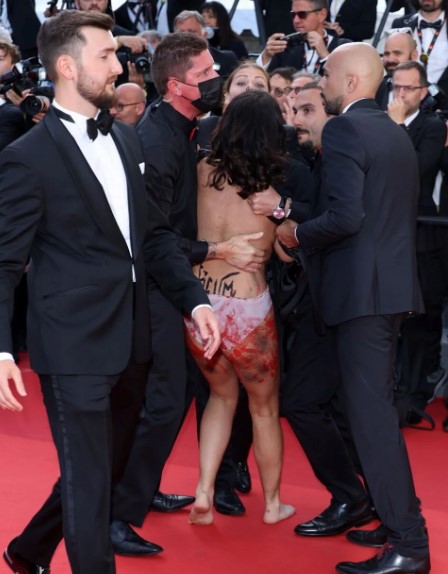 Cannes film festivaline'de çıplak protesto: Bize tecavüz etmeyi bırakın 5