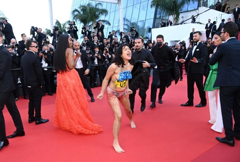 Cannes film festivaline'de çıplak protesto: Bize tecavüz etmeyi bırakın 2