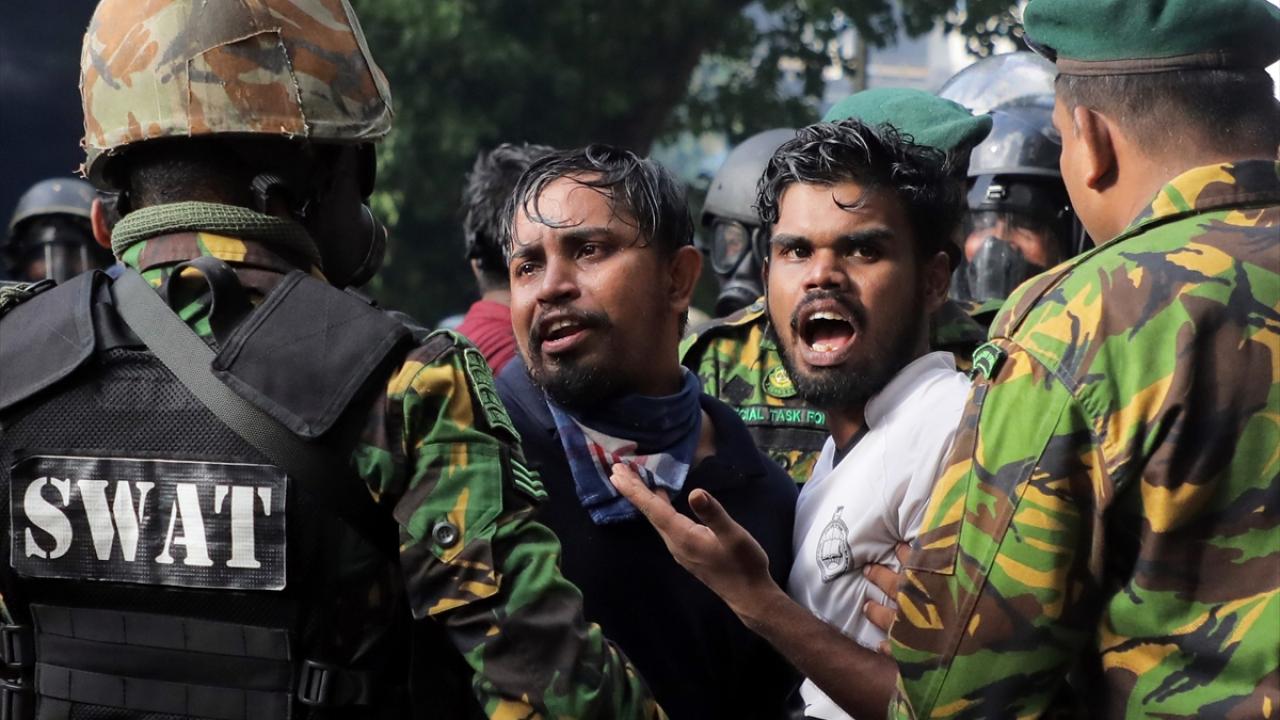 Sri Lanka'da  protestolar tüm hızı ve şiddetiyle sürüyor 22