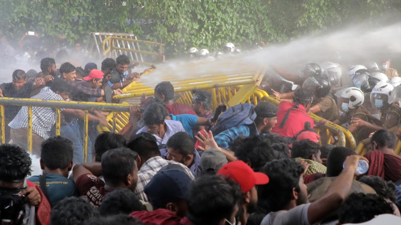 Sri Lanka'da  protestolar tüm hızı ve şiddetiyle sürüyor 18