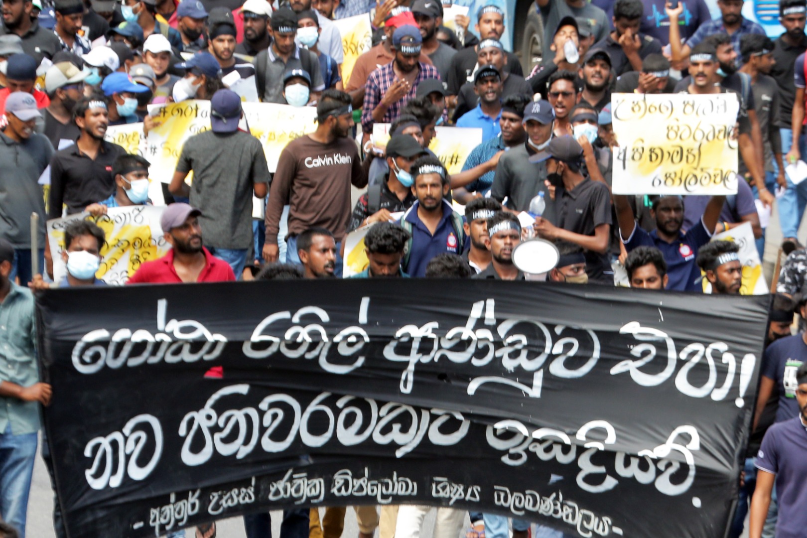 Sri Lanka'da  protestolar tüm hızı ve şiddetiyle sürüyor 17