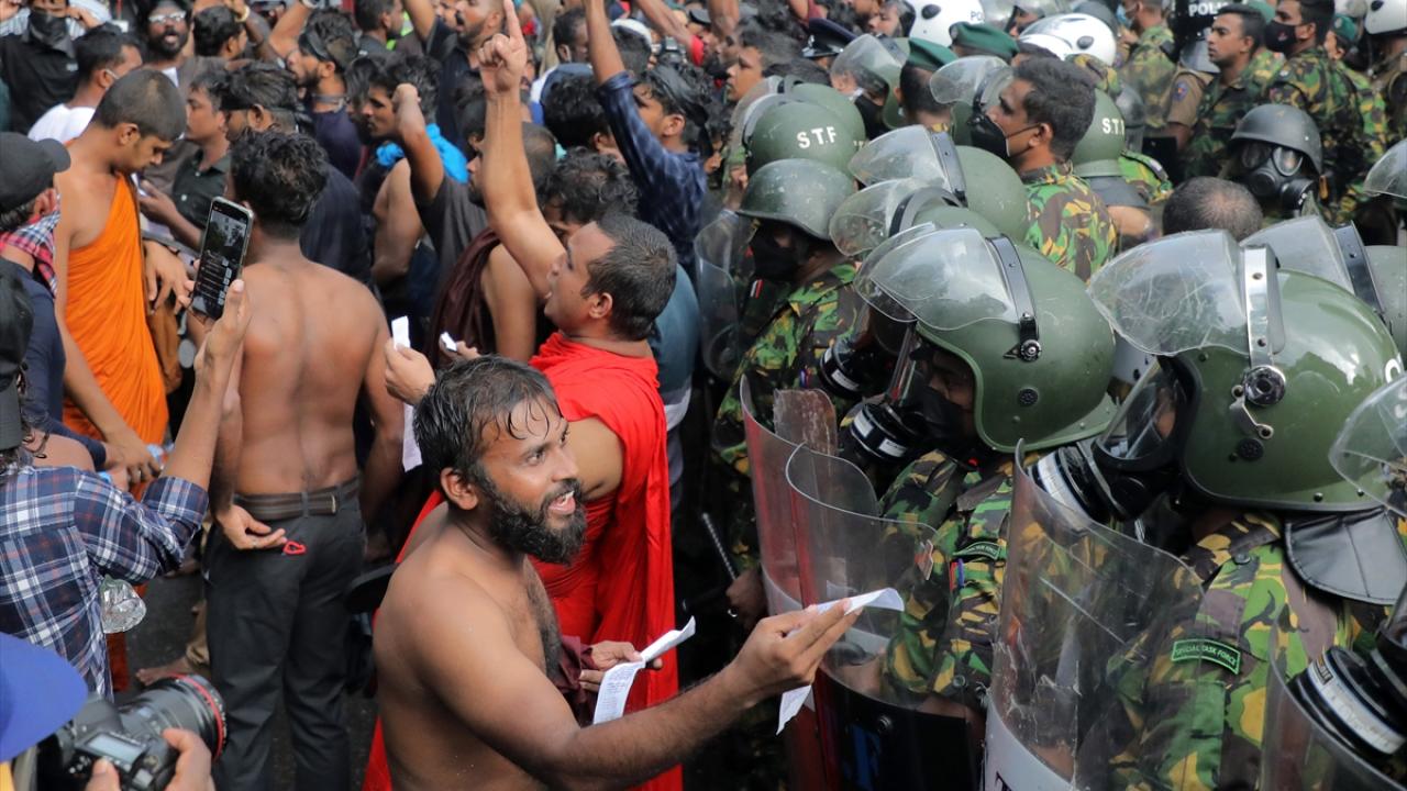 Sri Lanka'da  protestolar tüm hızı ve şiddetiyle sürüyor 20