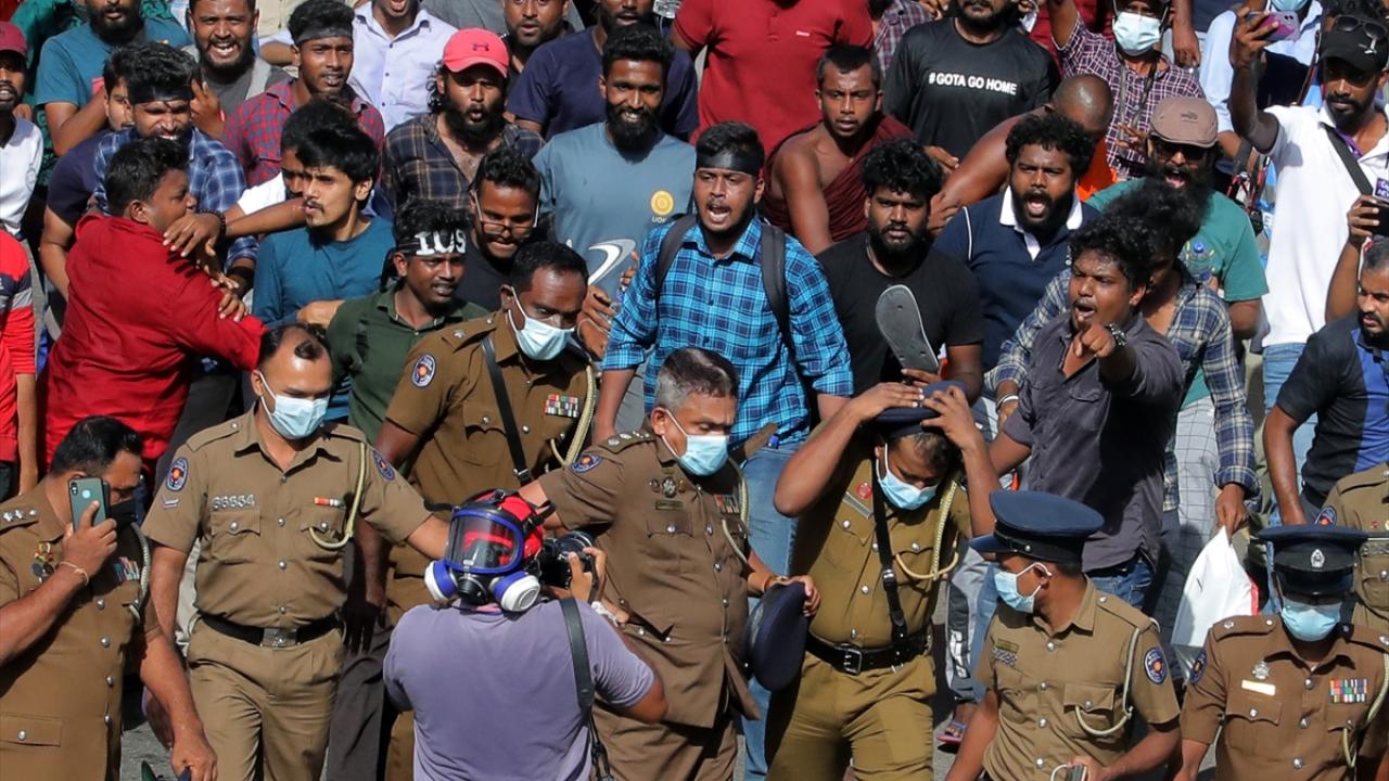 Sri Lanka'da  protestolar tüm hızı ve şiddetiyle sürüyor 19