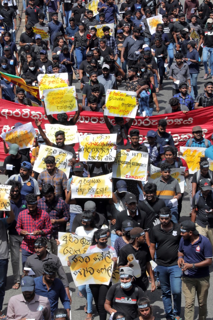 Sri Lanka'da  protestolar tüm hızı ve şiddetiyle sürüyor 16
