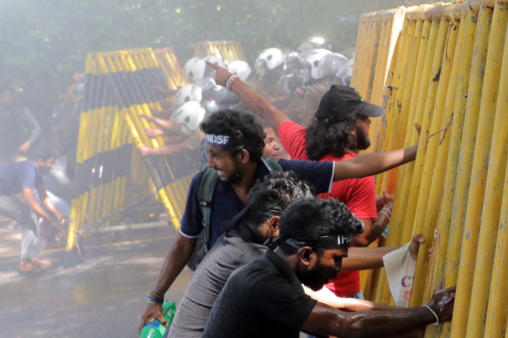 Sri Lanka'da  protestolar tüm hızı ve şiddetiyle sürüyor 12