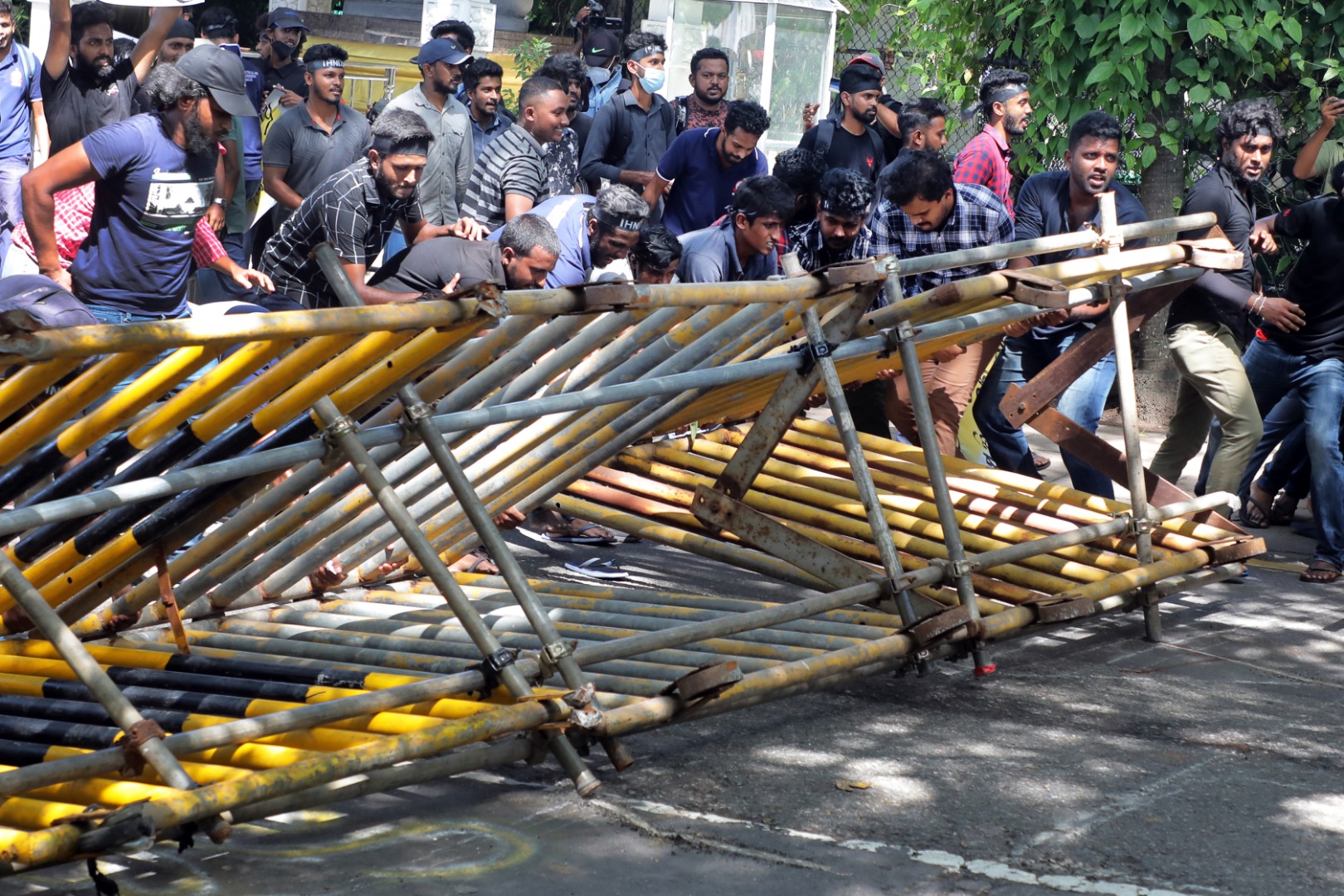 Sri Lanka'da  protestolar tüm hızı ve şiddetiyle sürüyor 13