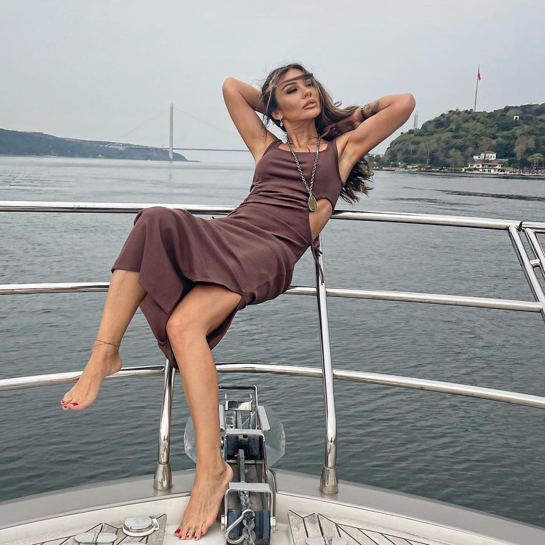 Hamdi Alkan'dan boşanan Selen Görgüzel, mini bikinisiyle yaz sezonunu açtı 9