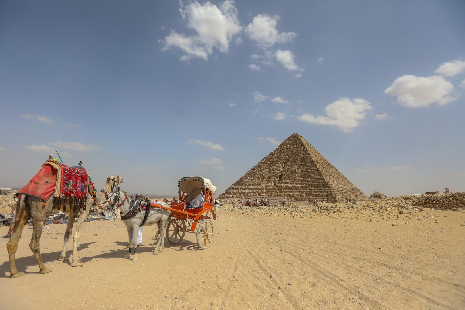 Mısır’da yüzlerce yıldır gizemini koruyan Giza piramitleri ilgi odağı olmayı sürdürüyor 13