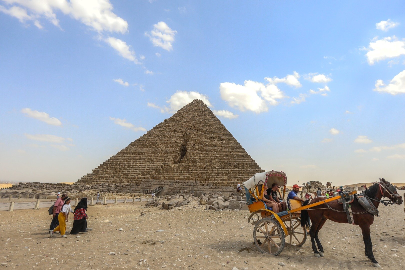 Mısır’da yüzlerce yıldır gizemini koruyan Giza piramitleri ilgi odağı olmayı sürdürüyor 12