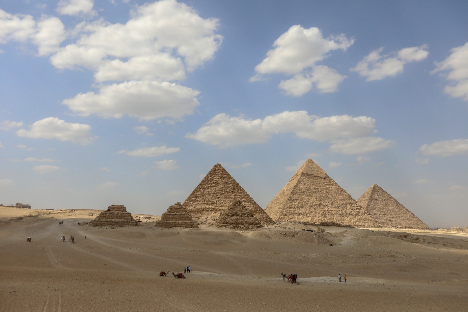 Mısır’da yüzlerce yıldır gizemini koruyan Giza piramitleri ilgi odağı olmayı sürdürüyor 6