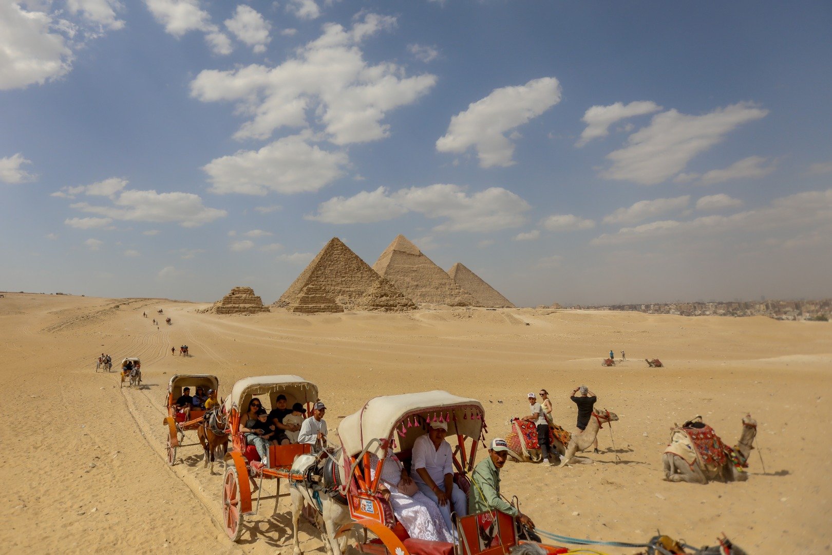 Mısır’da yüzlerce yıldır gizemini koruyan Giza piramitleri ilgi odağı olmayı sürdürüyor 3