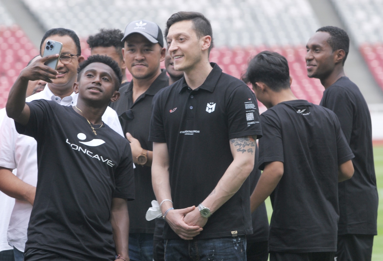 Mesut Özil Endonezya'da 12