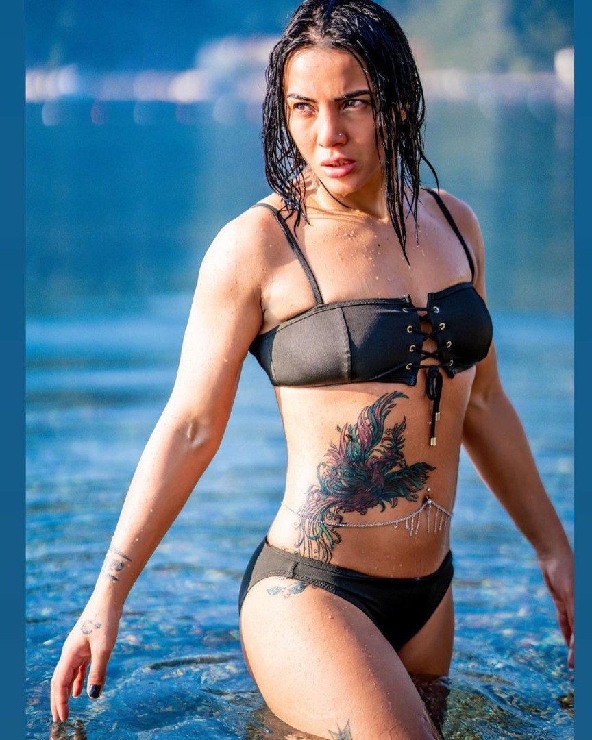 Survivor Sabriye bikinili pozuyla mankenlere taş çıkarttı 2