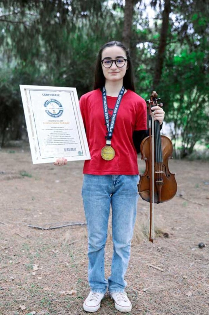 13 yaşındaki Cansu kemanıyla Guinness rekorlar kitabına girdi. 2 yıl boyunca öğretmeniyle hiçbir şekilde sözlü iletişim kurmamıştı 3