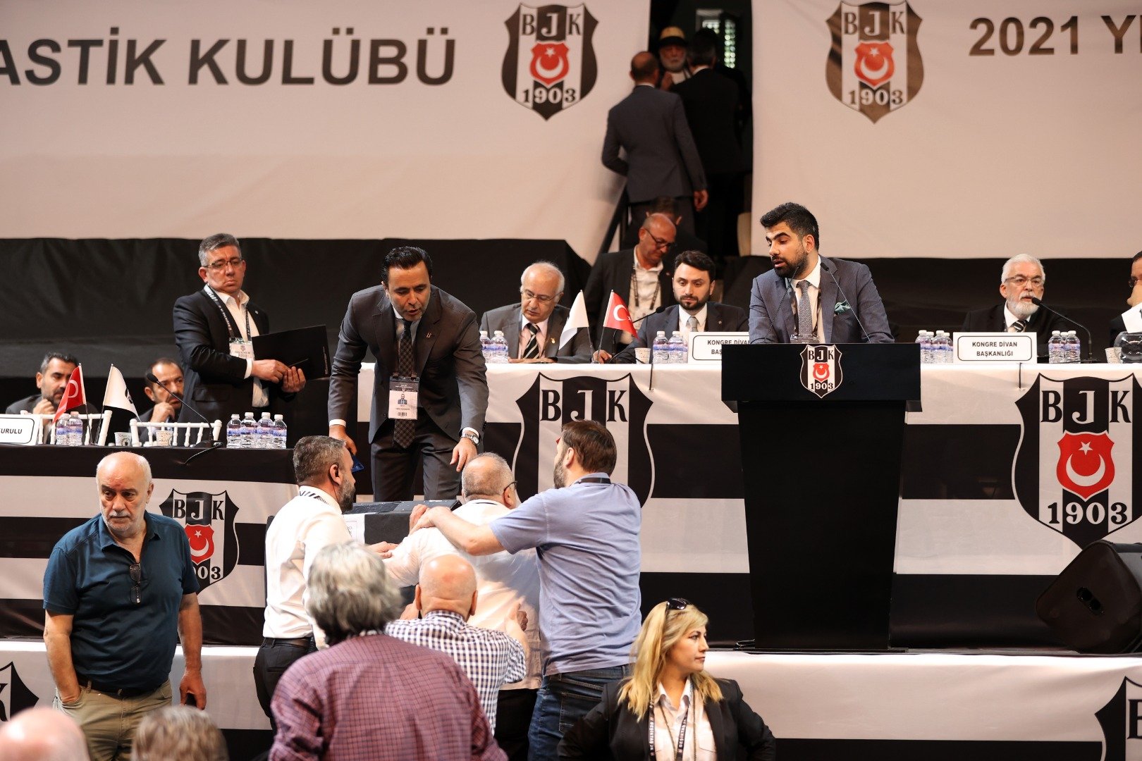 İşte Beşiktaş olağan idari ve mali genel kurulunda yaşanan o gerginlik 6