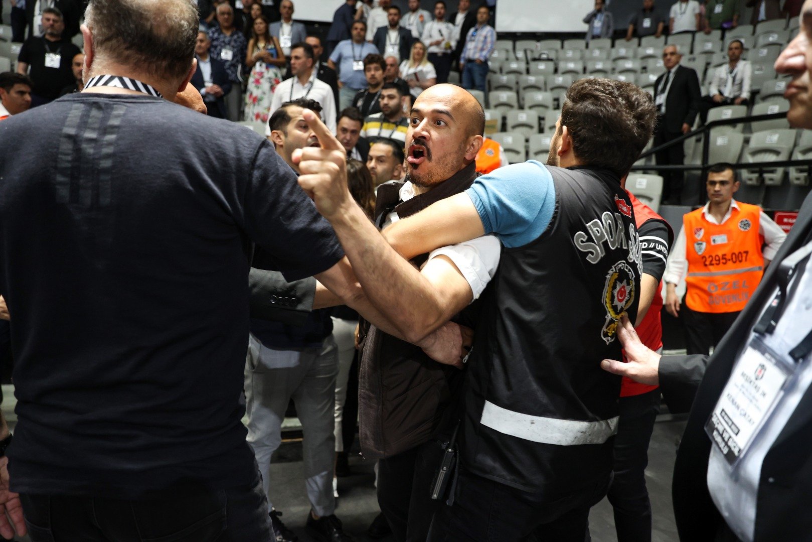 İşte Beşiktaş olağan idari ve mali genel kurulunda yaşanan o gerginlik 1