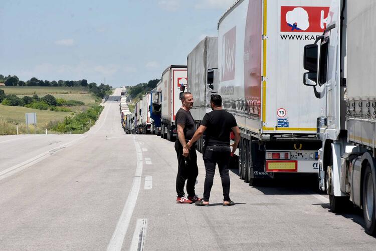 Sürücüler isyanda çile 1 haftadır sürüyor. Tır kuyruğu 50 kilometreye dayandı 16