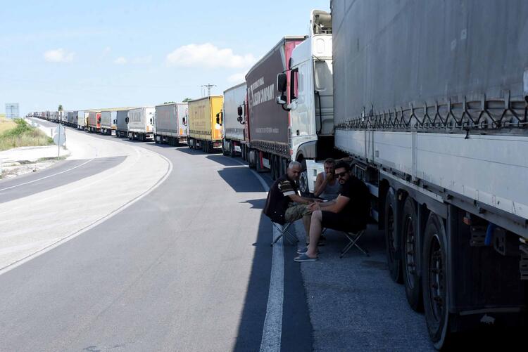 Sürücüler isyanda çile 1 haftadır sürüyor. Tır kuyruğu 50 kilometreye dayandı 5