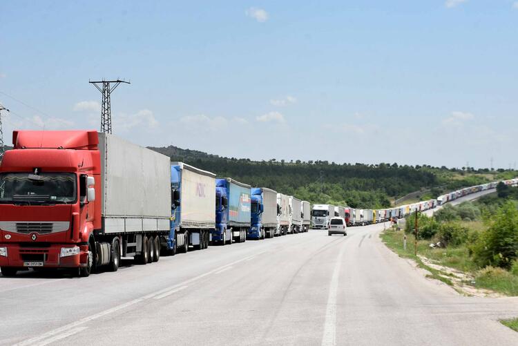 Sürücüler isyanda çile 1 haftadır sürüyor. Tır kuyruğu 50 kilometreye dayandı 4