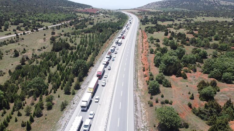 Kum yüklü TIR yan yattı. Trafik arapsaçına döndü 7