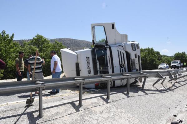 Kum yüklü TIR yan yattı. Trafik arapsaçına döndü 4