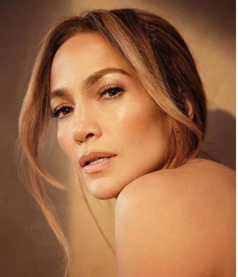 Kim der ki 52 yaşında. Jennifer Lopez yaz sezonuna bomba gibi girdi. Görenler 52 yaşında olduğuna inanmıyor 12