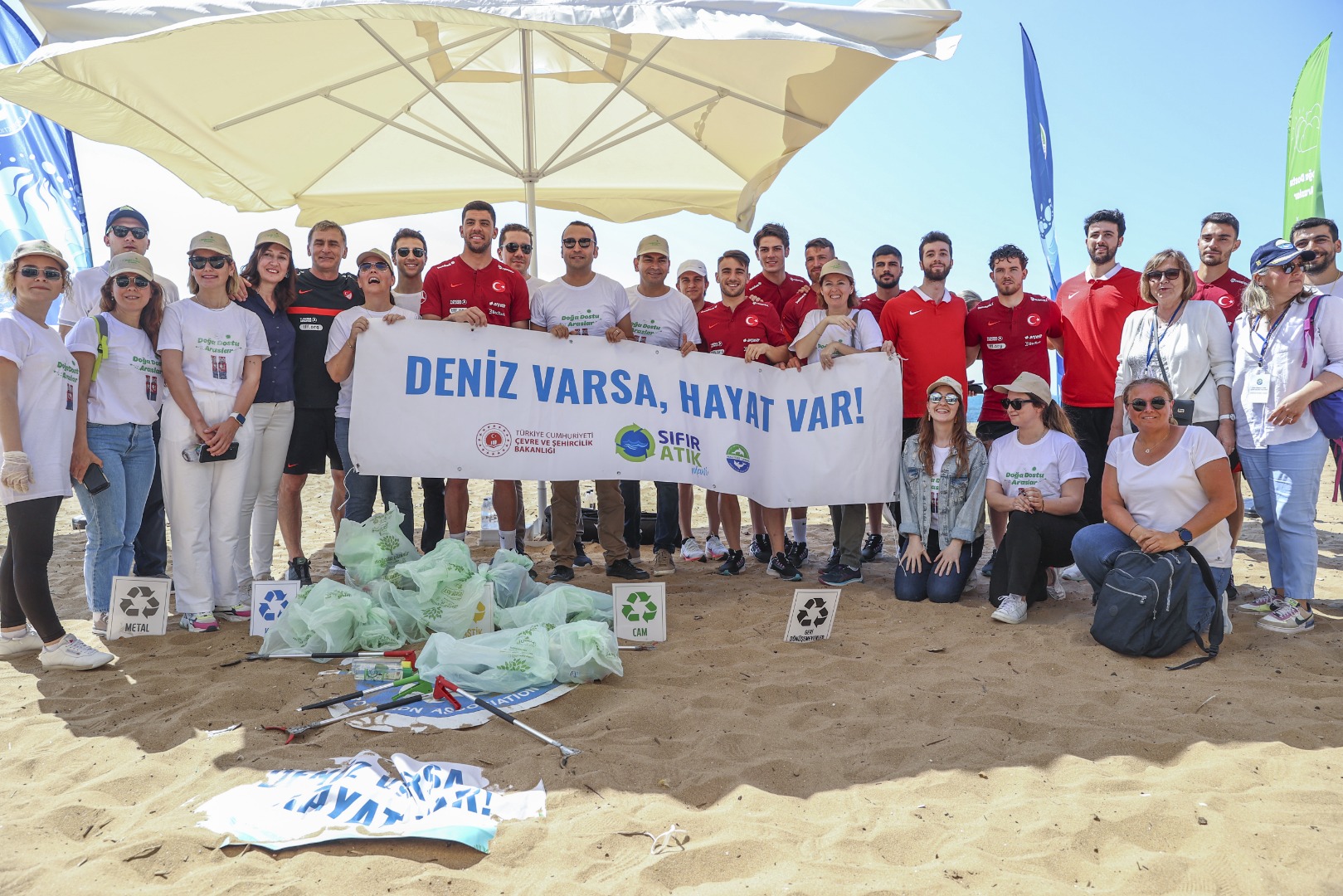 A Milli Takım plajda çöp topladı 15