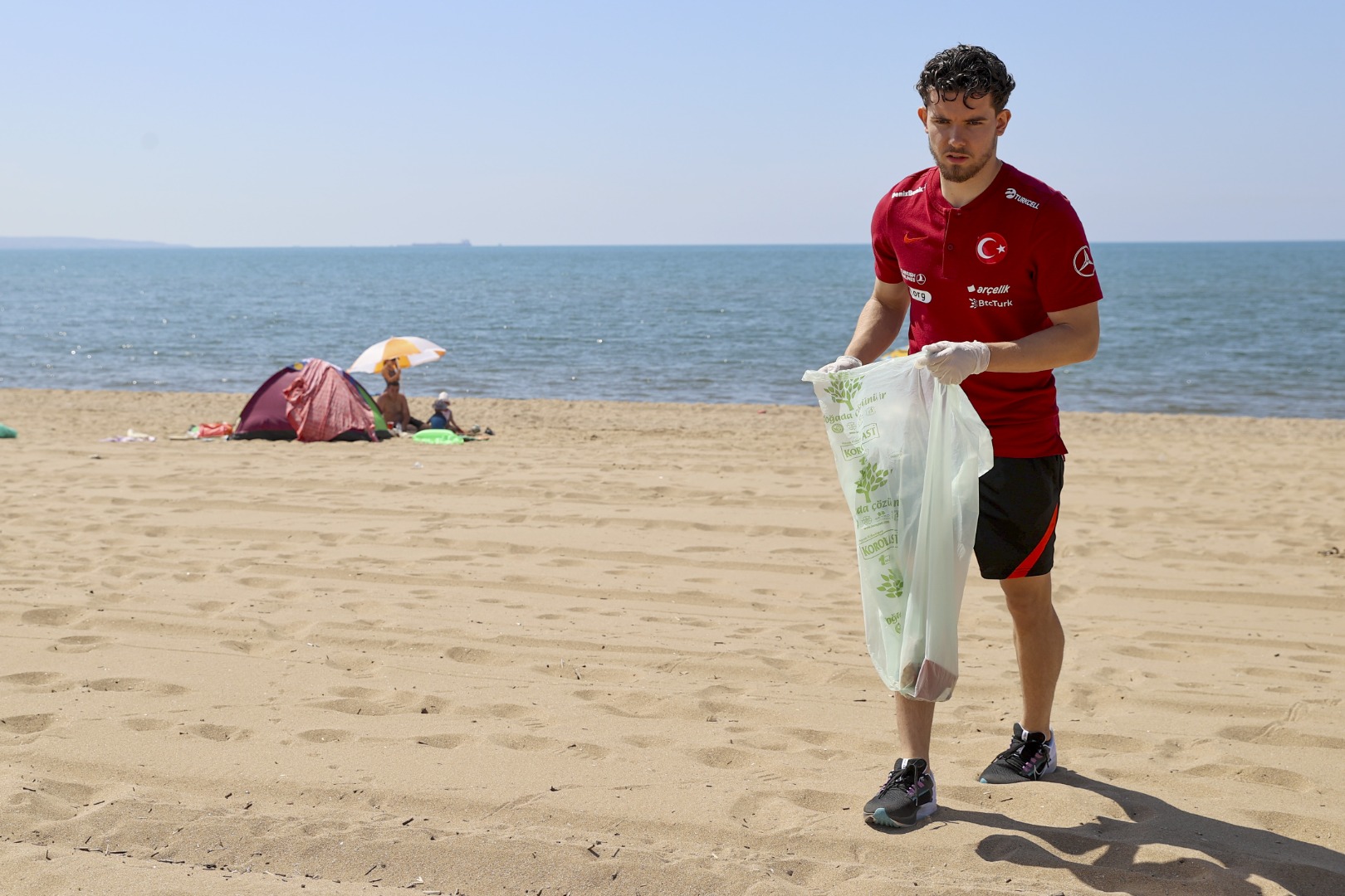 A Milli Takım plajda çöp topladı 11