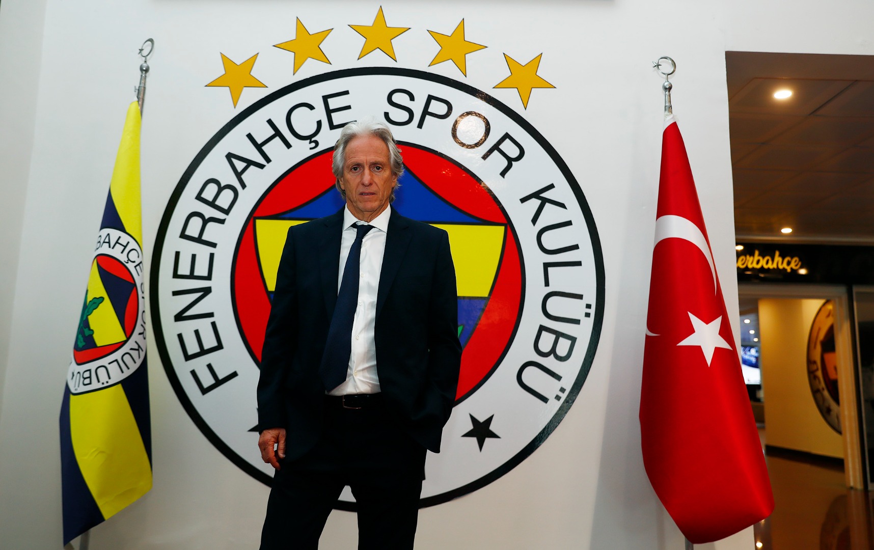 Jorge Jesus Samandıra'da Fenerbahçe'nin 5 yıldızlı logosu önünde fotoğraf çektirdi 4