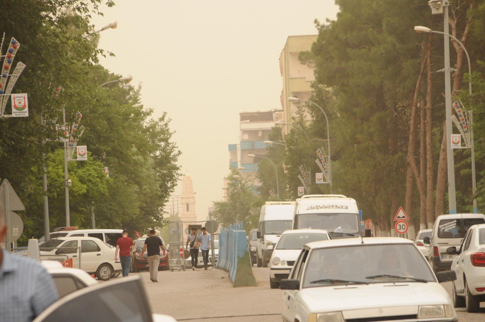 Şanlıurfa’da göz gözü görmedi. Toz bulutu her yeri kapladı 8