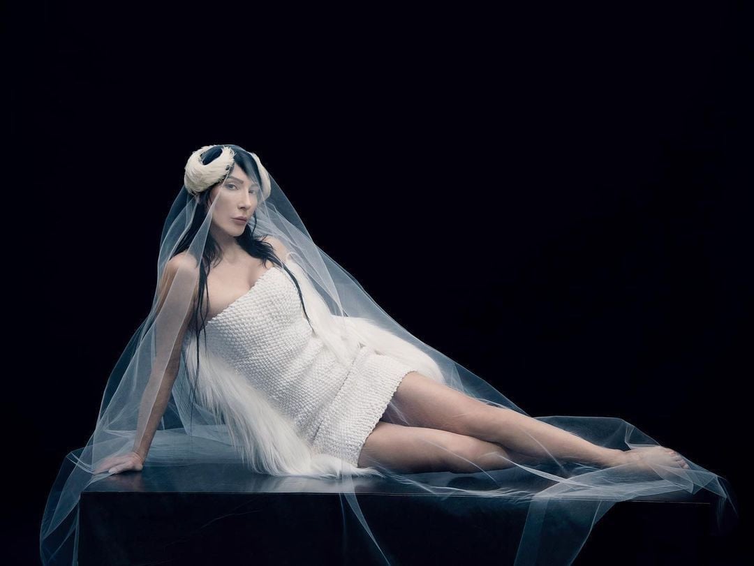 Hande Yener Madonna'yı hatırlatan mayolu sahne kıyafetiyle tüm bakışları üzerine çekti: Biraz çılgınlığı seviyorum. 4