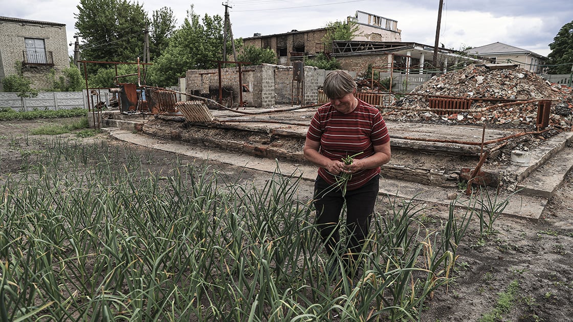 Enkaza dönen Zahaltsi köyünde savaşın izleri silinmeye çalışılıyor 5