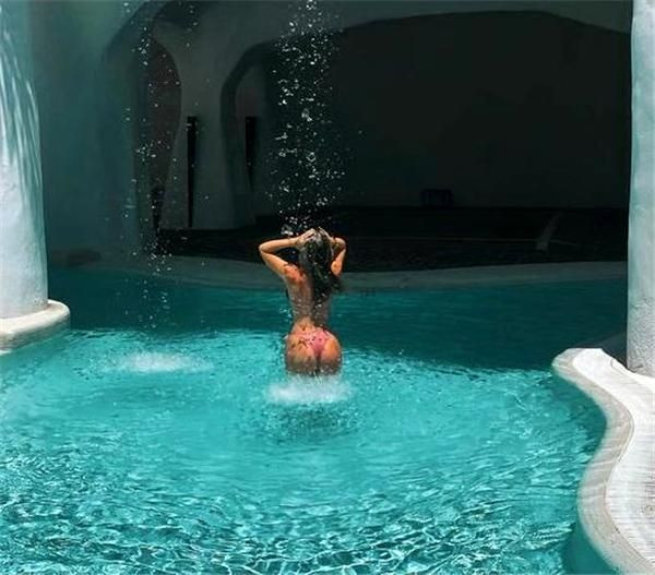 Serdar Ortaç'ın eski eşi Chloe Loughnan ıslak bikinili paylaşımıyla nefes kesti 9